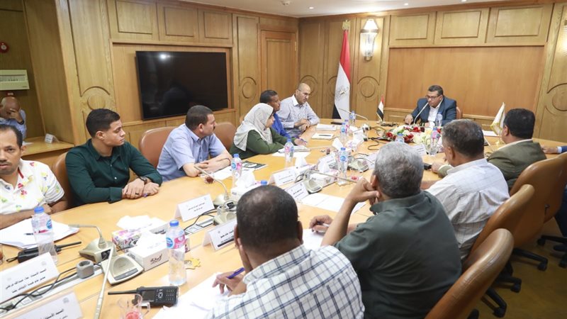محافظ قنا خلال اجتماع