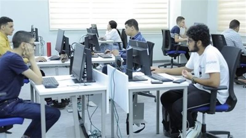 طلاب الدبلومة الأمريكية