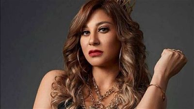 الفنانة إنجي شرف تنجو من حادث سير بعد انفجار إطار سيارتها