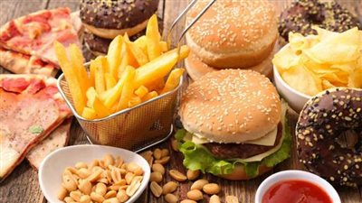 أبرزها الماء بيتخن ومنع الدهون بيخسس.. 9 خرافات تغذية على السوشيال تدمر نظامك الغذائي