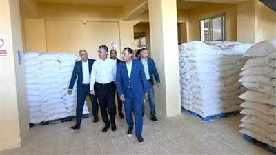 رئيس الوزراء يتفقد سير العمل بأحد مطاحن الدقيق في مرسى مطروح