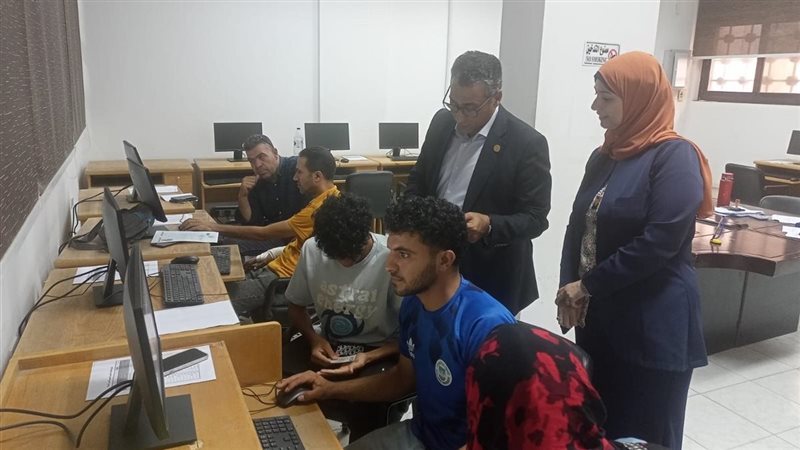 الطلاب يسجلون رغباتهم