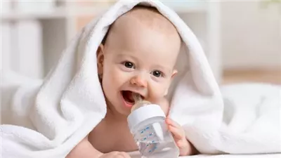 قبل تقديم الماء لطفلك في الصيف تعرفي على احتياجاته والمخاطر المحتملة