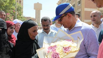 محافظ المنيا يتفقد المخابز وسوق اليوم الواحد بقرية عطف حيدر بالعدوة