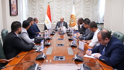 وظائف في القطاع الطبي.. «العمل» تبحث تأهيل كوادر جديدة لسوق العمل