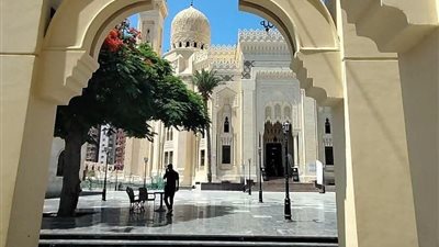 مسجد سيدي أبي العباس المرسي.. تحفة معمارية وروحانية في قلب الإسكندرية