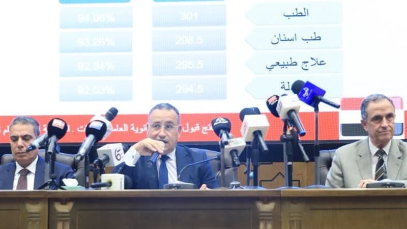 الدكتور عبدالعزيز