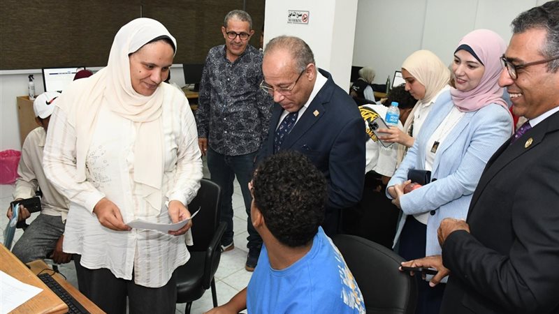 جانب من العمل بمكتب