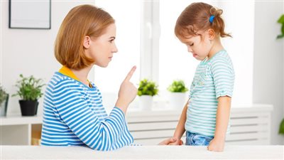 من الصراخ للاستعجال.. أخطاء صباحية تجعل طفلك أكثر عصبية
