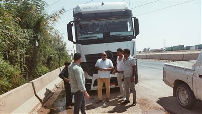 بالصور.. حملة بيئية بالفيوم لضبط مخالفات غسيل السيارات على طريق أسيوط الغربي