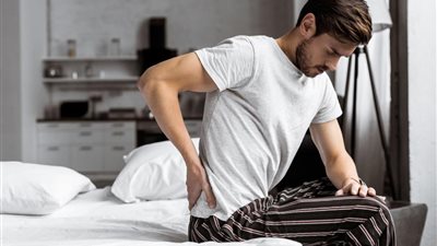 من وضعية النوم إلى قلة الحركة.. أسباب آلام الظهر عند الاستيقاظ وطرق علاجها