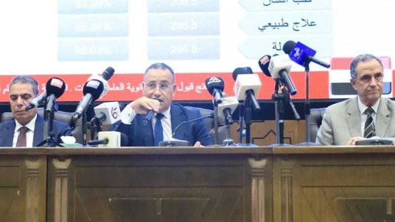 الدكتور عبدالعزيز