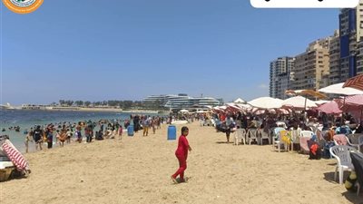 إقبال متوسط على شواطئ الإسكندرية.. ورفع الرايات الخضراء والصفراء مع استقرار حالة البحر
