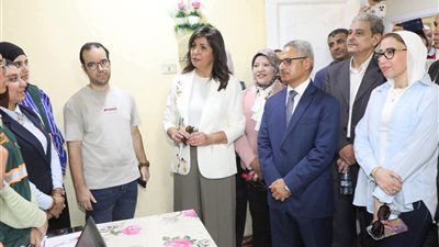 محافظ بني سويف والسفيرة نبيلة مكرم يتفقدان قافلة إيد واحدة بباروط
