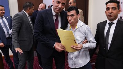 وزير العمل يسلم عقود عمل جديدة لذوي الهمم ويطلق برنامجًا لتدريب 325 شابًا
