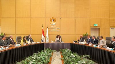 وزيرة الإسكان تبحث خطة جديدة لتطوير النقل الجماعي بالمدن الجديدة