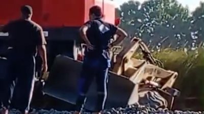 خلال مروره من مكان غير شرعي.. قطار يصدم بلدوزر دون إصابات بقرية الأشرف في قنا