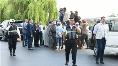بعد رصد خطورة نقلهم.. محافظ الدقهلية يوجه بتوفير ميني باص لعمال جمصة| صور