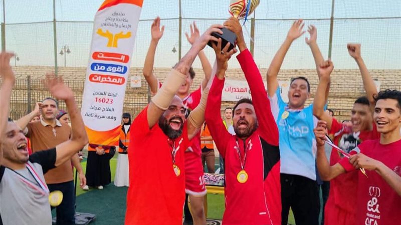 لحظة رفع الكأس