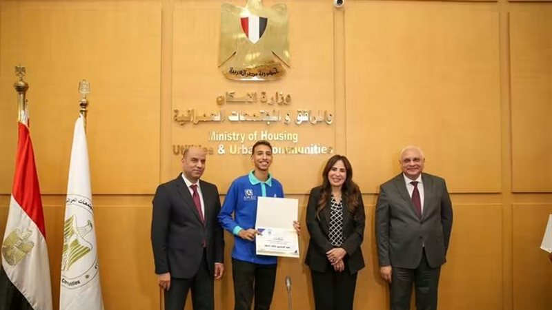 وزير الإسكان 