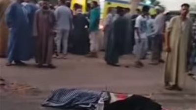 مصرع شخصين وإصابة 17 آخرين في حادث انقلاب سيارة عمالة بـ 
