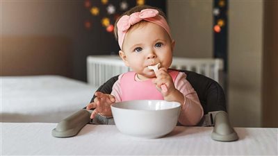 لتغذية الرضيع بأمان في عامه الأول.. أطعمة مفيدة وممنوعات يجب الانتباه إليها
