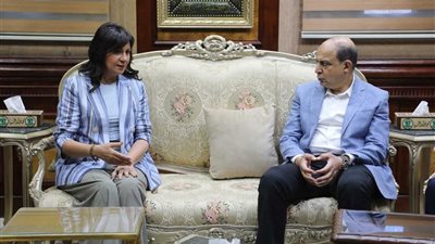 محافظ المنيا والسفيرة نبيلة مكرم يتفقدان قافلة التحالف الوطني بإدقاق المسك