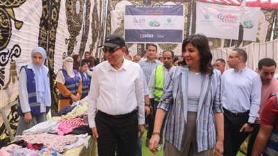 لخدمة أكثر من 40 ألف مواطن.. محافظ المنيا ونبيلة مكرم يتفقدان قافلة «إيد واحدة» بإدقاق المسك