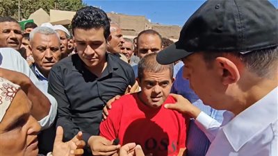 خلال قافلة «إيد واحدة».. محافظ المنيا يلتقي أهالي إدقاق المسك ويستجيب لطلباتهم