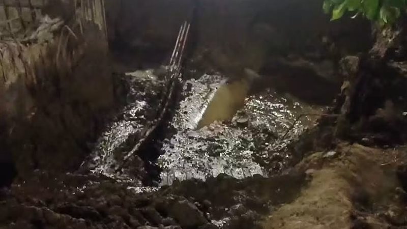 من كسر ماسورة مياه في أبوتشت بقنا