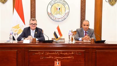 وزير الخارجية يستقبل وزير التخطيط والتنمية الاقتصادية ويعقدان لقاء مع السفراء المنقولين للخارج