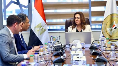 منال عوض تبحث مع محافظ البحر الأحمر تسريع تنفيذ المشروعات الخدمية والتنموية
