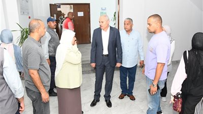 جولة مفاجئة لرئيس جامعة قناة السويس بمكتب التنسيق لمتابعة الطلاب