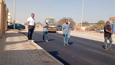 رئيس جهاز بني سويف الجديدة يتابع صيانة الطرق والمحاور الرئيسية بالمدينة