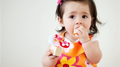 من خطر الاختناق إلى التسمم.. 10 أطعمة تشكل خطرًا على طفلك الرضيع