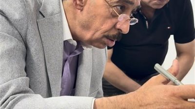 محافظ سوهاج يوجه بإنشاء كشك ومساعدات عاجلة لمواطن من ذوي الإعاقة 