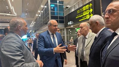 وزير الطيران المدني يتفقد مطار القاهرة الدولي ويتابع مستوى الخدمات