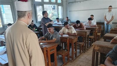 رئيس منطقة سوهاج الأزهرية يتفقد امتحانات الدور الثاني للشهادة الثانوية بلجان المراغة
