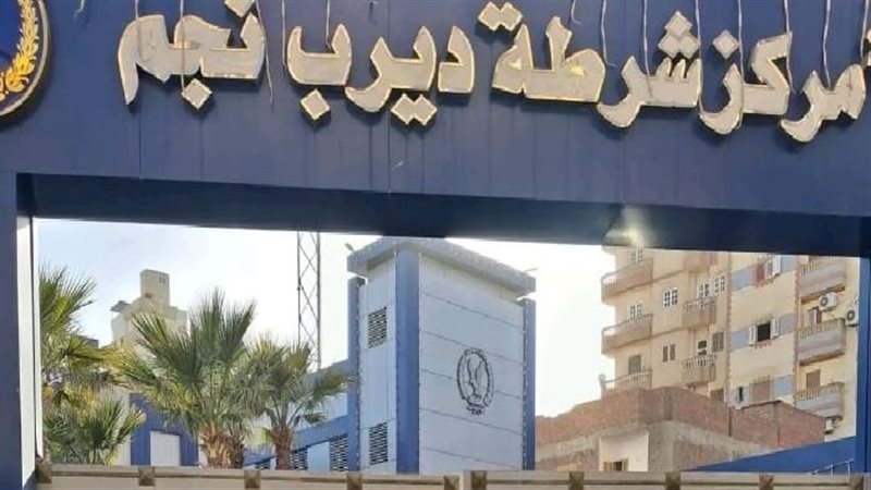 مقتل عامل طعنا