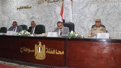 محافظ سوهاج يناقش التوسع في إقامة المعارض المدرسية والسلعية للتخفيف عن كاهل المواطنين
