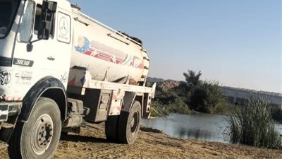 ضبط سيارة تلقي مخلفات سائلة خطرة في بحيرة مريوط.. وإحالتها للنيابة