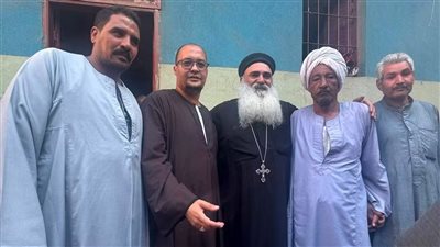 مصر المحبة.. راعي كنيسة يشارك المسلمين في احتفالات المولد النبوي الشريف في قنا