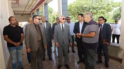 استعدادًا للافتتاح الرسمي.. رئيس جامعة المنيا يتفقد حديقة أعضاء هيئة التدريس ومنفذ المنتجات