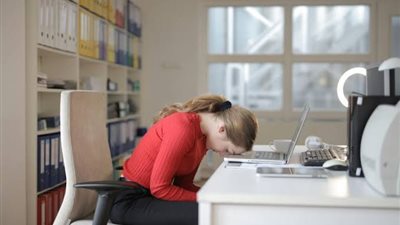 تستيقظ نشيطًا ثم تفقد طاقتك؟.. أسباب خفية للخمول النهاري وطرق التغلب عليه