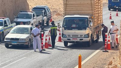 حملات مرورية مكثفة لرصد المخالفات بالطريق الصحراوي الغربي بسوهاج