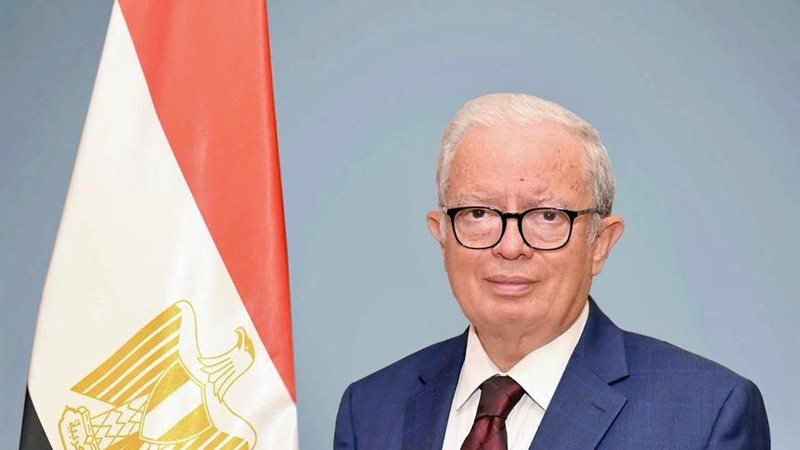 الدكتور حسين عيسى