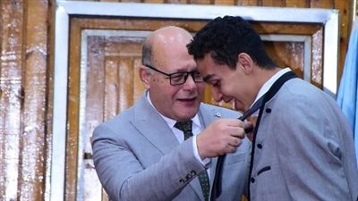 تحدى الإعاقة وحصد المركز الأول.. رئيس جامعة سوهاج يهنئ الطالب كريم ناصر