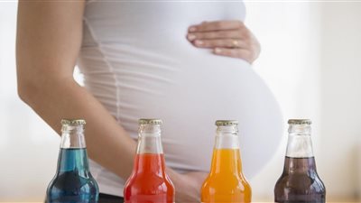 هل المشروبات الغازية آمنة للحامل؟ إليك ما يجب معرفته قبل تناولها يوميًا
