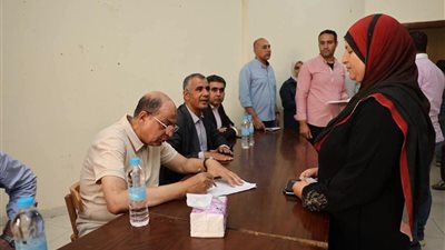 محافظ المنيا يلتقي أهالي بني مزار خلال جولته الميدانية