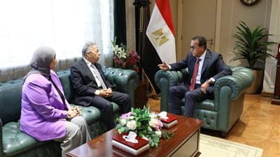 وزير الصحة يبحث مع نقيبي الأطباء والتمريض عدداً من القضايا المتعلقة بالعاملين في المنظومة الصحية